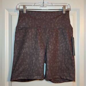 🆕 Yogalicious Lux | Hi-Rise 7” Bike Shorts in Brush Spot Mocha Size Large